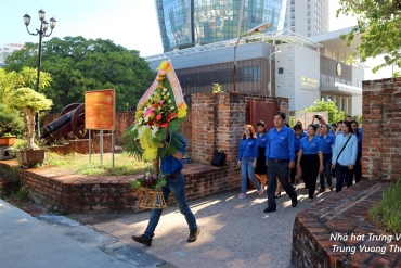 Lễ dâng hương, hoa trước tượng Danh tướng Nguyễn Tri Phương
